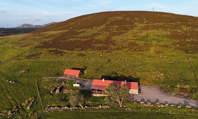 Rogart Cottage | CAPERCAILLIE COTTAGE, pet friendly, with hot tub in Rogart