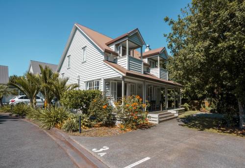 Russell House | Capital Cottage 2-4 Bedroom- Russell Cottages Collection
