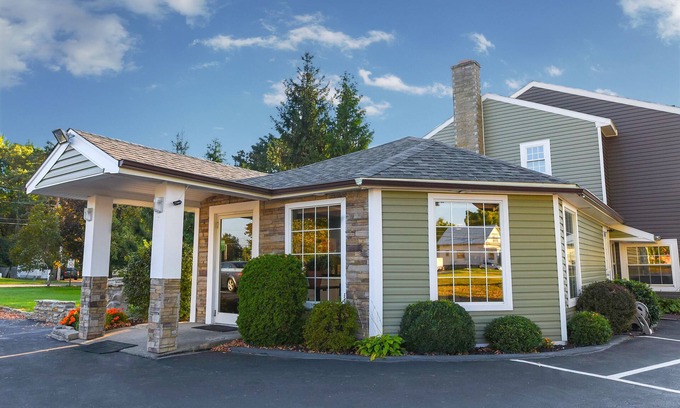 Hampton Manor Hotel | Capital Inn & Suites