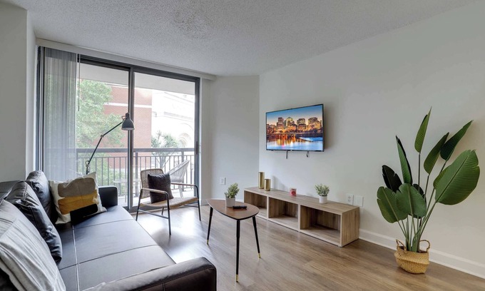 Pentagon City Apartment | Capitol Comfort, Stylish Stay