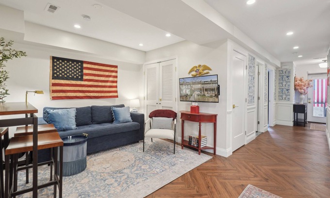 Kingman Park Apartment | Capitol Hill Retreat – Walk to Metro, Free Parking, Kid-Friendly + Full Kitchen