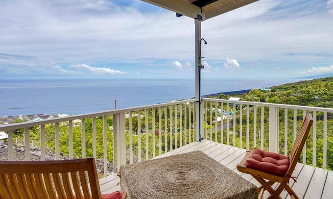 Captain Cook Apartment | Captain Cook Bungalow with Panoramic Ocean Views!