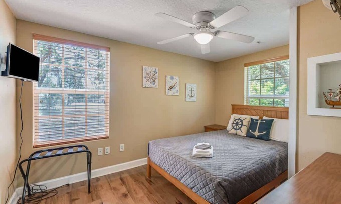 Chassahowitzka Bed & Breakfast | Captain room Summary: