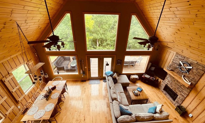 Cub Run House | Captain's Cove+ Nolin Lake + Mammoth Cave + Arcade + Hot Tub, Expansive Lakefront Home on Nolin Lake.
