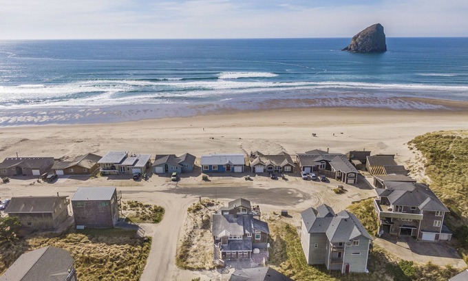 Kiwanda Shores House | Captain's Nest #134 - Steps to the beach, large fun classic beach house
