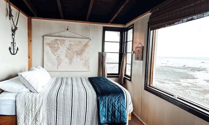 Port Angeles Cabin | Captains Quarters Olympic Beach Cabin on the Strait of Juan De Fuca