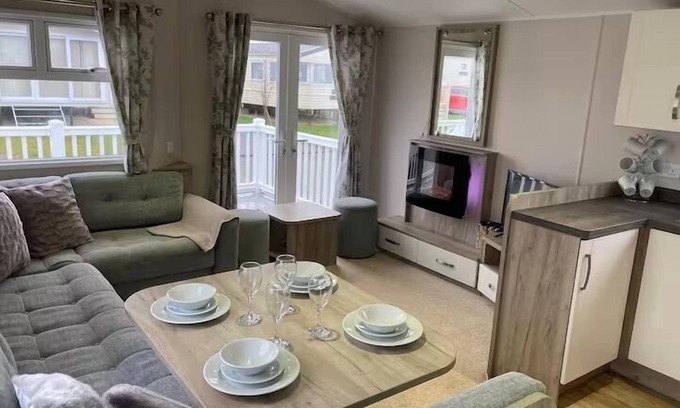 Dogdyke Ski Chalet | Caravan-Sleep8-HotTub-FreeP-Balcony-FamilyFriendly