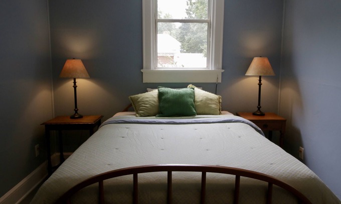 Athens Apartment | Cardinals Roost Virginia Apartment: On Boulevard - Sleeps 3