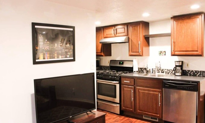 South Side Flats Apartment | Carey Way Quarters - Explorer's Dream Pad