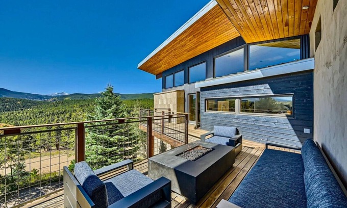 Nederland House | Caribou Ridge with Hot Tub! Pet Friendly + James Peak Views -Sleeps 10