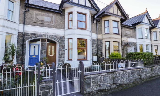 Llanberis Cottage | CARLYN, family friendly, with a garden in Llanberis