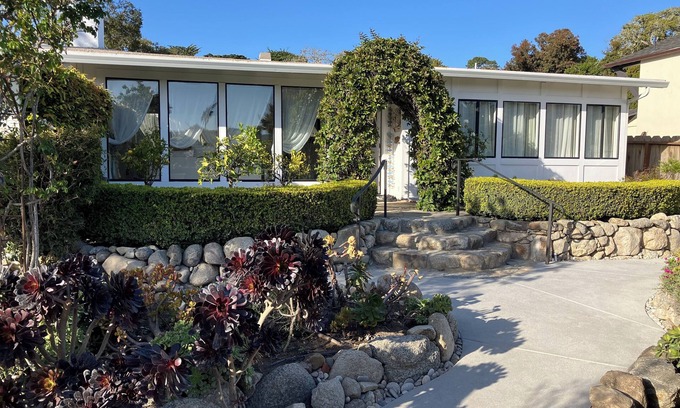 Carmel Point House | 'Carmel Tranquility' 2 Beaches 6 and 9mins walk from a bright & airy beach home