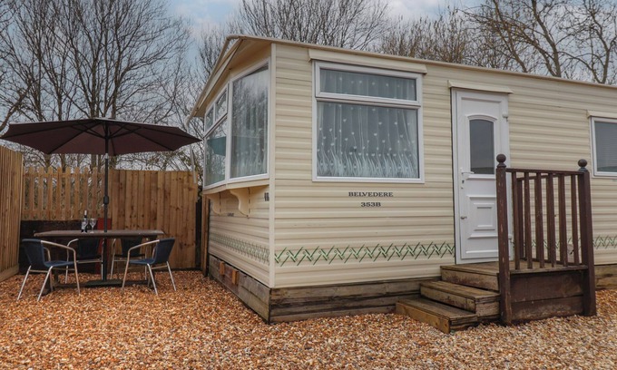 Chard Cottage | CARNABY, family friendly, with a garden in South Chard