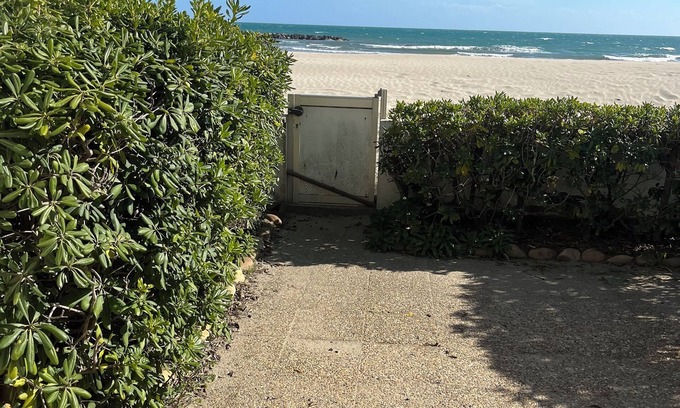 Carnon-Plage Apartment | Carnon. F3 rental, first line. Feet in the water