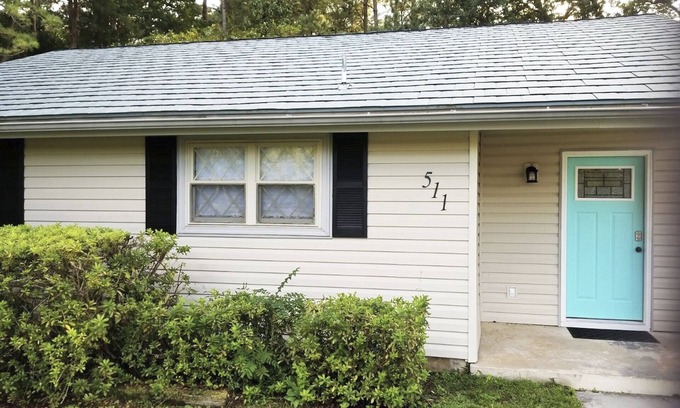 Westgate House | Carolina Cottage (Close to shopping, restaurants and area military bases)