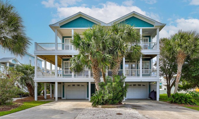 Carolina Beach House | 🌊Carolina Hugs-1 Block from Beach-Spacious Decks-10BR🌊