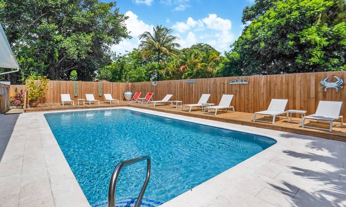 Hallandale Beach House | CARRABEAN PRIVATE RESORT 5 MNS TO HALLANDALE BEACH OCEANFRONT. HEATED POOL.