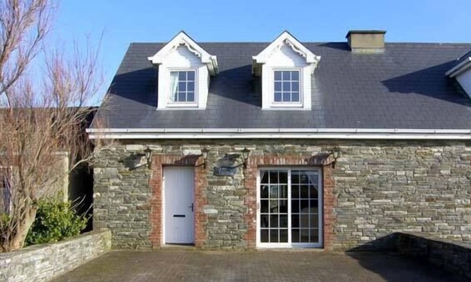 Kilkee Cottage | CARRAIG BRIDE, pet friendly, with open fire in Kilkee, County Clare