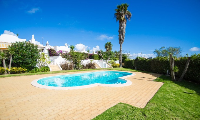 Albardeira Villa | Carrell White Villa, Pool, Wifi