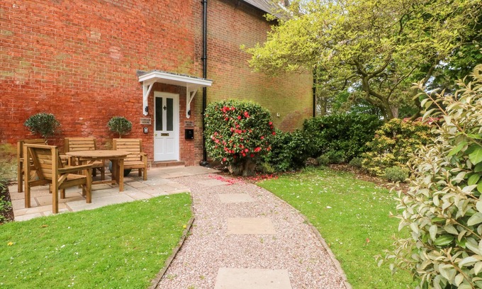 Macclesfield House | CARRIAGE HOUSE, character holiday cottage, with a garden in Chelford