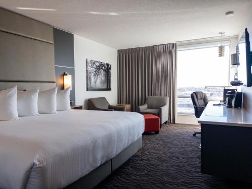 Southeast Calgary Hotel | Carriage House Hotel and Conference Centre