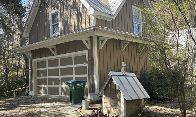 Olde Town Cottage | Carriage house on the Bluff