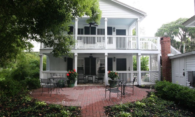 Downtown Cottage | Carriage House under Live Oaks in historic Beaufort SC