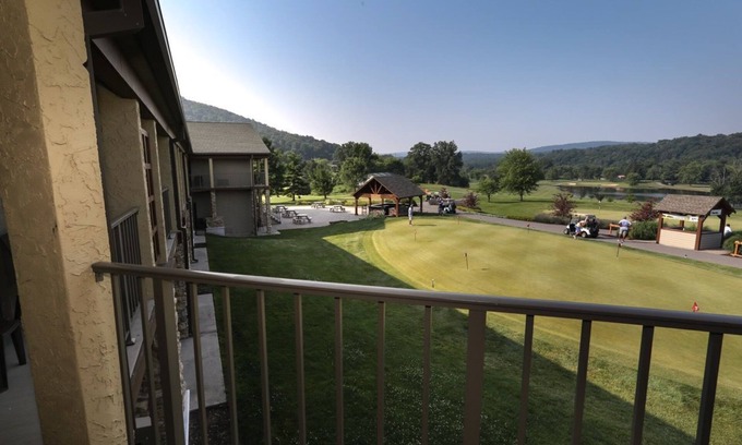 Fairfield Apartment | Carroll Valley Escape | King Room w/Golf Views