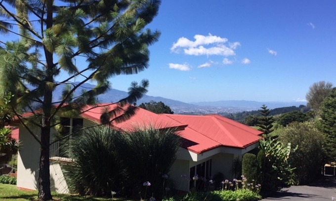 Roble House | Cartago Hills Home with Amazing View of San Jose