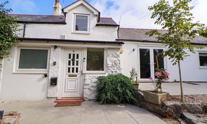Treffynnon House | CARTREF, pet friendly, with a garden in Holywell