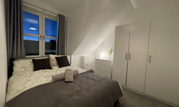 Dunfermline Apartment | Carvetii - Edward House D - 2 Dbl bed 2nd floor flat