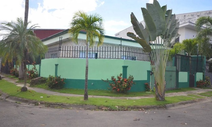 Jaco House | Casa 007, 10 people private Residence downtown Jaco!