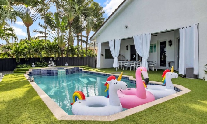 Park East Villa | Casa Asaka | Waterfront | Pool | Paradise