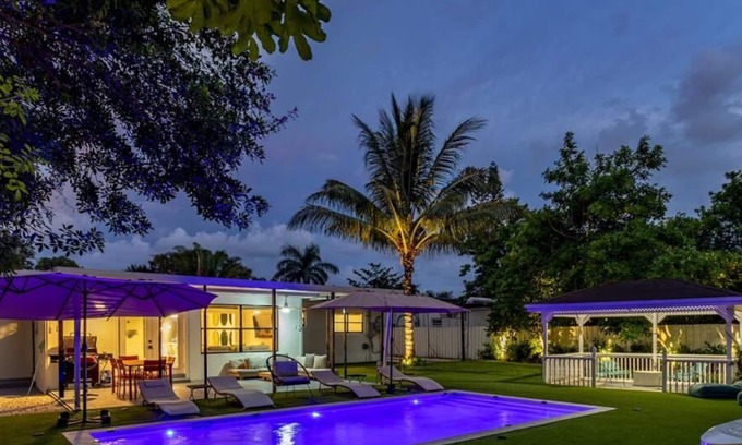 North Miami House | Casa Bella - 5 BR Villa in Miami with Pool, Mini-Golf, Basketball+