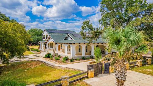 Ingram House | Casa Blanca in Texas Hill Country