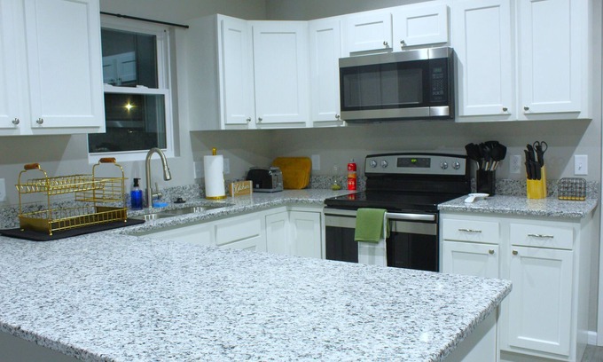 Emporia House | Casa Blanca - mins to Downtown Emporia