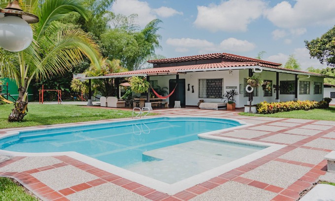 La Tebaida Cottage | Casa Campestre Acogedora con Piscina y Vivero en el Eje Cafetero