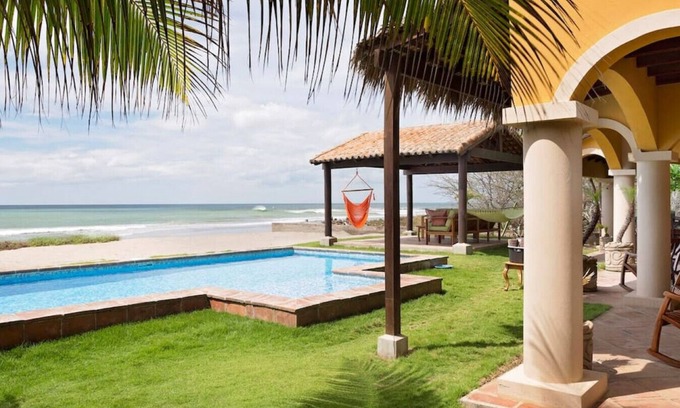 Playa Colorado House | Casa Cantamar: Inviting outdoor space right on the sand