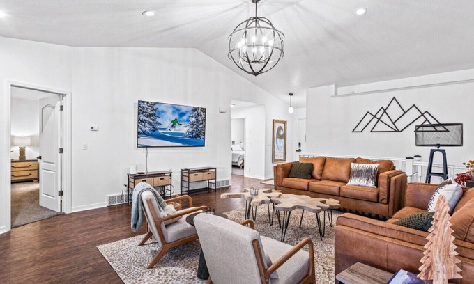 Logan House | Casa Cliffside: Animal Friendly, Mountain Getaway w/Private Balcony