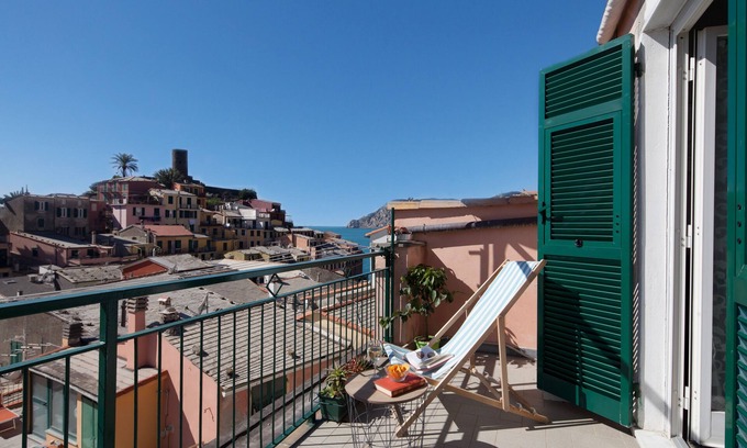 Vernazza Apartment | Casa Colomba in Vernazza Cinque Terre private apartment terrace with sea view