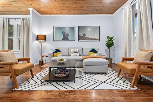 Highland Park House | Casa Cowboy near Downtown, Gourmet Kitchen, Private Yard