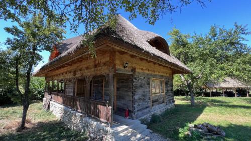 Marga Ski Chalet | Casa cu Stuf - Căsuță de Poveste cu Acoperiș de Stuf Refugiu Rustic și Modern în Natură lângă pârâu Loc de joaca pentru Copii Parcare Foișor