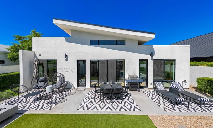 Coronado House | Casa Danesa | Pool | Fire Pit | Putt-Putt | Luxe & Modern
