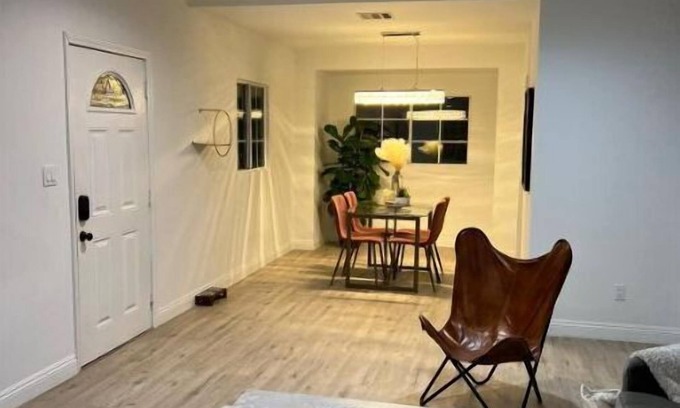 Beverly Grove House | Casa De Flores a cozy house in West Hollywood