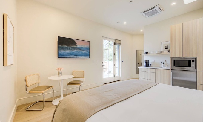 Santa Barbara Apartment | Casa De La Vina Unit 9 - Boutique Suites