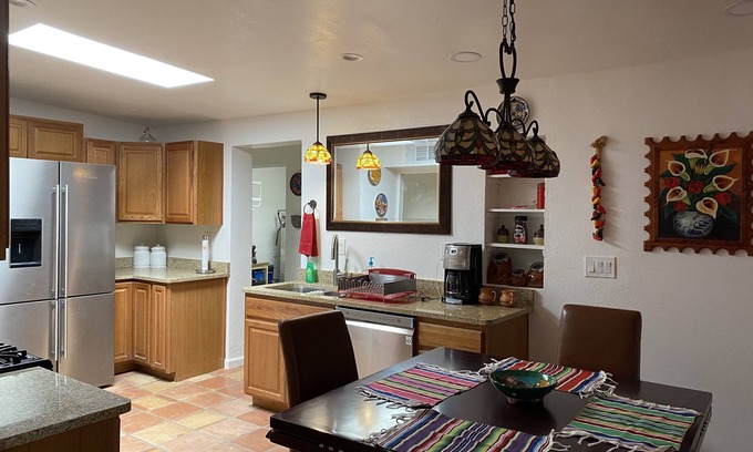 Barrio Hollywood House | Casa de Lola en Barrio Hollywood Centrally Located Close to Gem Show