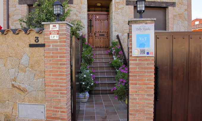 Candeleda Ski Chalet | Casa de Lujo con Encanto y Piscina Dentro de Candeleda
