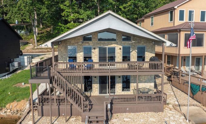 Gravois Mills House | Casa Del Lago: Lakefront 3 BR/3 BA w/private dock!