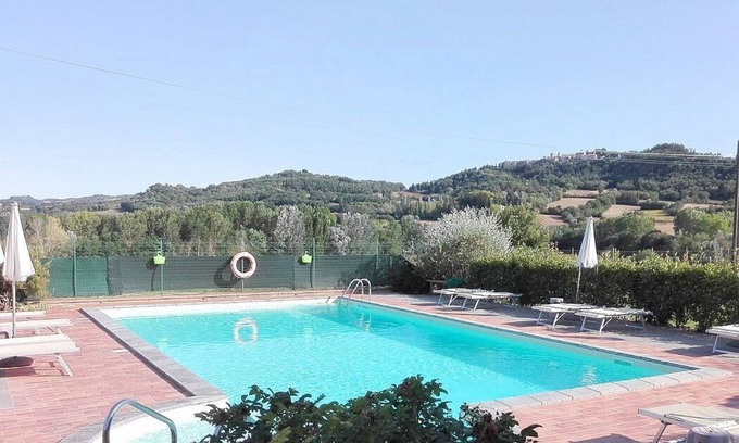 Fighille House | Casa delle Mammole E: A characteristic and welcoming apartment that is part of an ancient country house surrounded by the greenery, with Free WI-FI.