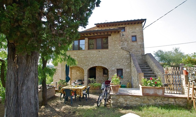 Asciano Apartment | Casa di charme in a casolare di pietra con giardino privato